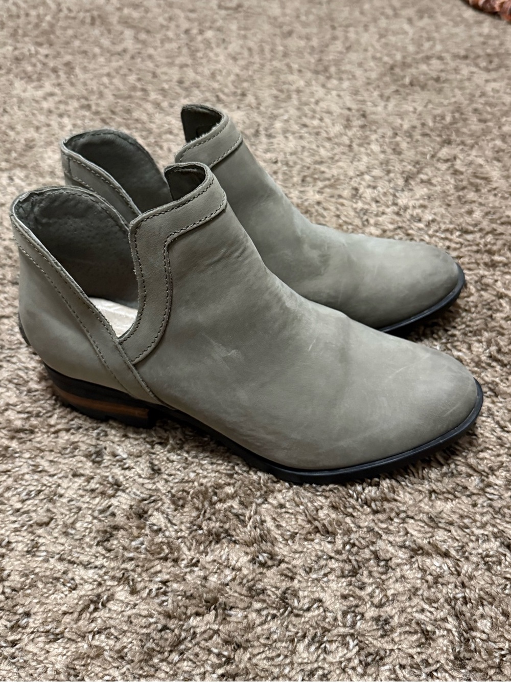 Sorel • Women’s Cutout Ankle Boot in Light Olive Green • Women’s Size 8